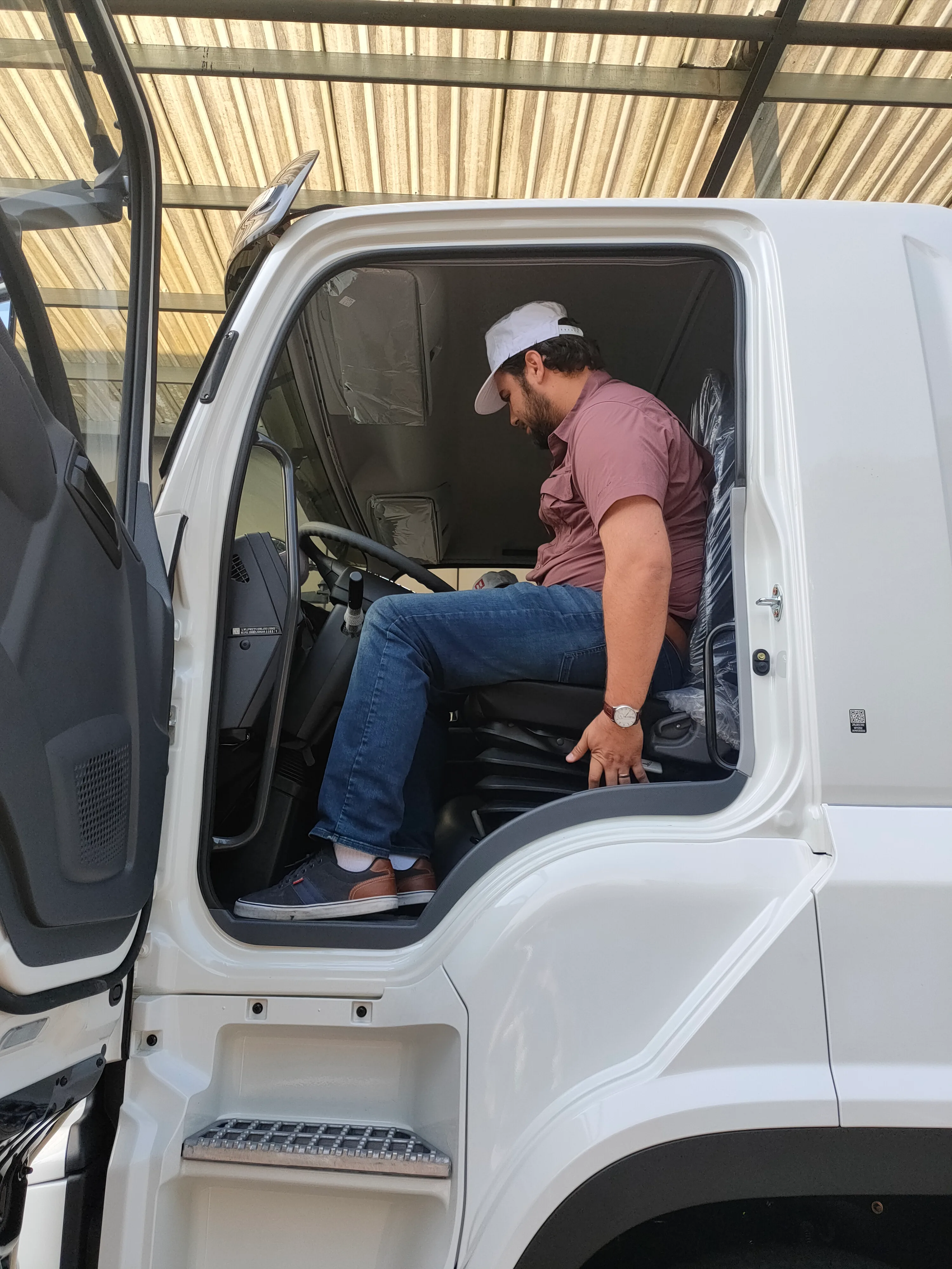 Costa Rica customer visiting ISUZUCN for an Isuzu truck consultation