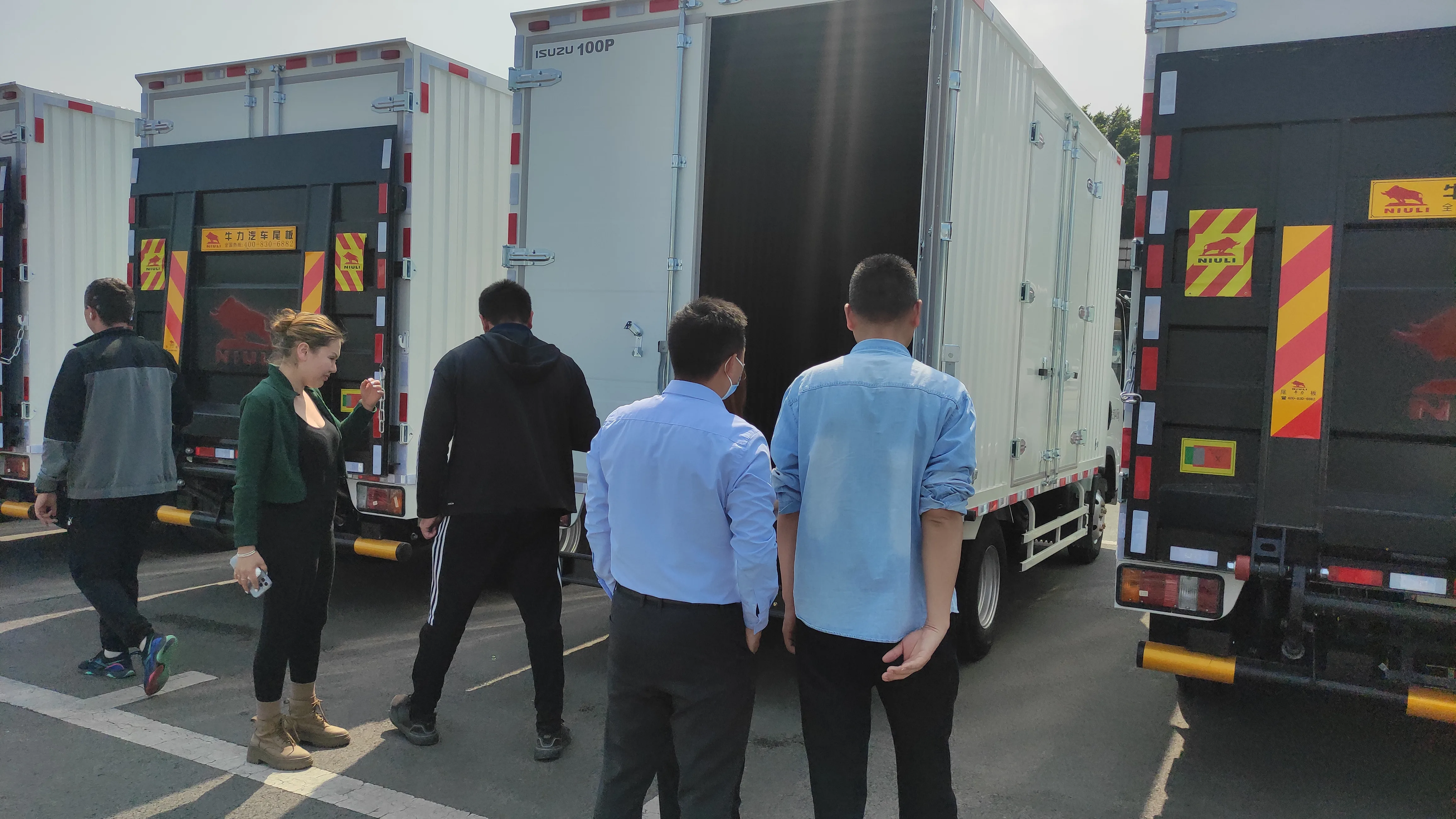 Kazakhstan customer visiting CHINA ISUZU for heavy-duty truck consultation
