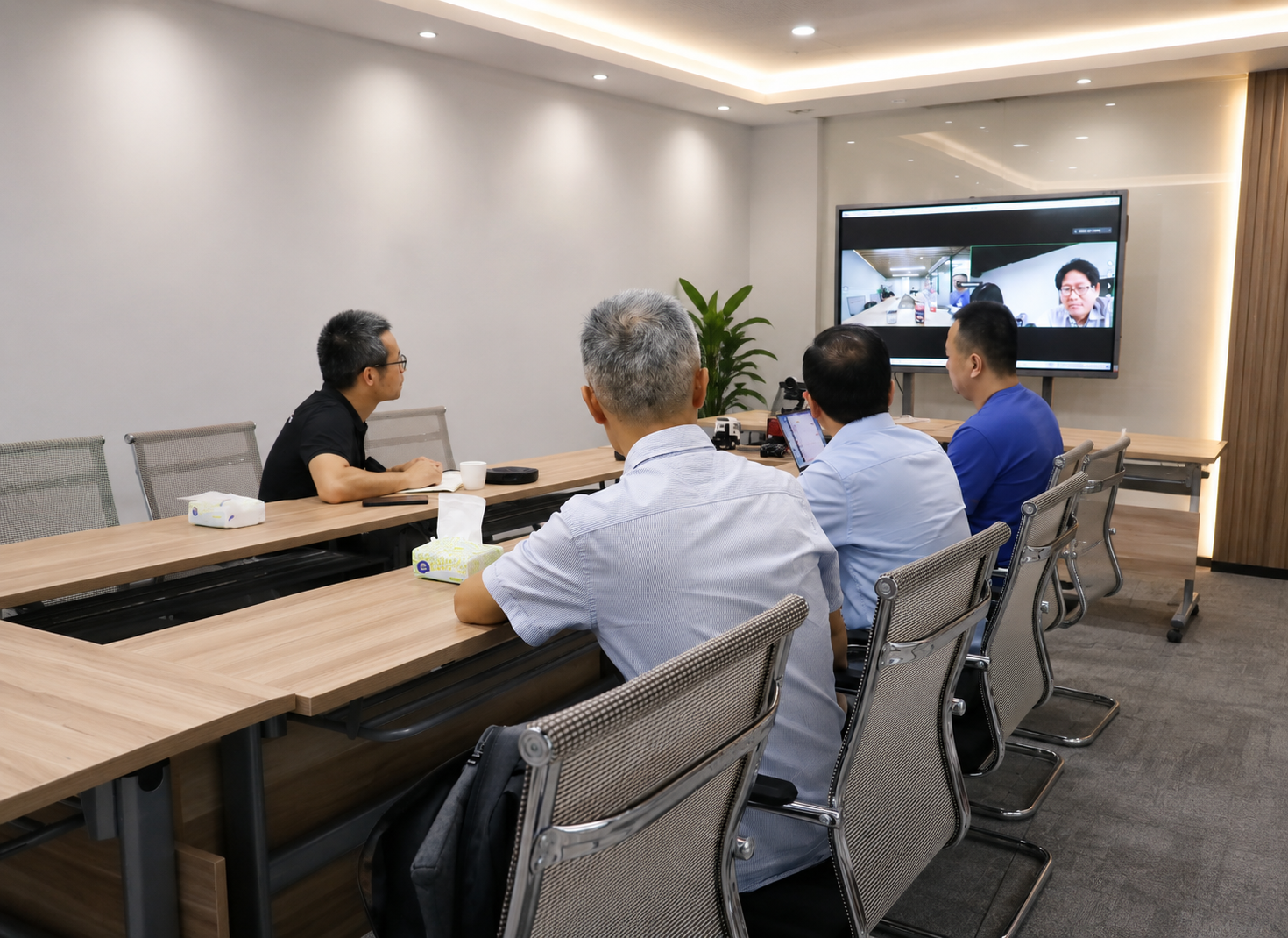 فريق CHINA ISUZU يحل استفساراً لأحد العملاء الدوليين عبر اجتماع فيديو
