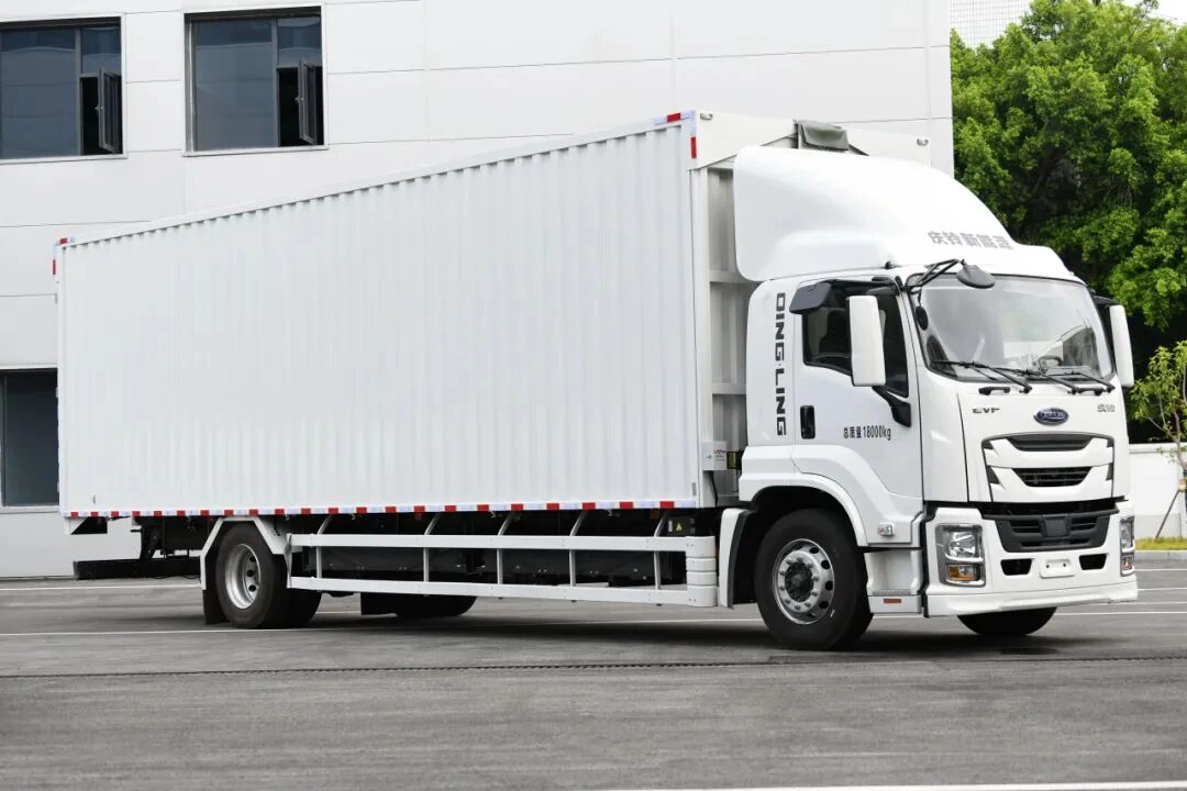 المظهر الخارجي والمزايا التشغيلية لشاحنة اللوجستيات الكهربائية China Isuzu EVF سعة 18 ton